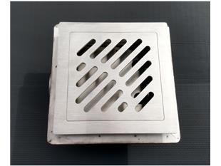 Talni sifon komplet s čelno ploščo debeline 5mm s PERFORIRANIM VZORCEM (AVTOPOVOZNO) in prirobnico za hidroizolacijo 250x250x150mm INOX Ø50mm horizontalno