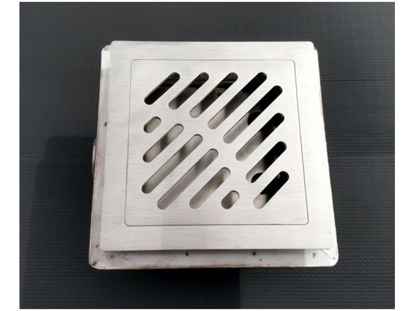 Talni sifon komplet s čelno ploščo debeline 5mm s PERFORIRANIM VZORCEM (AVTOPOVOZNO) in prirobnico za hidroizolacijo 250x250x150mm INOX Ø50mm horizontalno