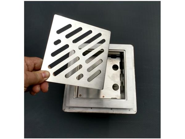 Talni sifon komplet s čelno ploščo debeline 5mm s PERFORIRANIM VZORCEM (AVTOPOVOZNO) in prirobnico za hidroizolacijo 250x250x150mm INOX Ø50mm horizontalno