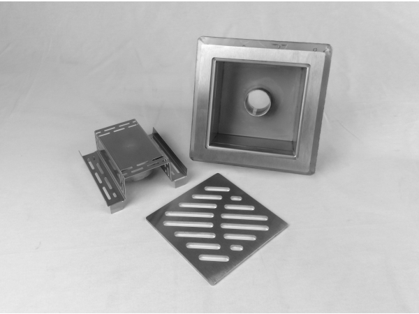 Talni sifon komplet s čelno ploščo debeline 5mm s PERFORIRANIM VZORCEM (AVTOPOVOZNO) in prirobnico za hidroizolacijo 200x200x121mm INOX Ø50mm vertikalno